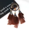 Gros plan d'un attrap-rêves arbre de vie marron avec plumes pour décoration de voiture. - Arbre de vie grand (café)