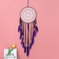 Magnifique attrape-reves violet mural avec de la dentelle blanche et de belles plumes. - Violet