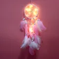 Handgemachter rosa Traumfaenger mit warmen LED Lichterketten sowie feinen Feder Details. - Rosa