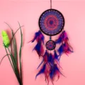 Attrape-reves artisanal en plumes bleues et violettes suspension murale deco interieure. - Style Violette / 16X50CM