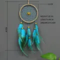 Détail du tissage artisanal et des plumes bleues de l'attrape-rêves fait main de 40 cm - Bleu