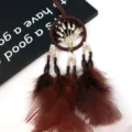 Gros plan sur l'attrape-reves arbre de vie marron, perles en bois et pompons de plumes. - Arbre de vie petit (café)