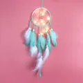 Mintgrüner Traumfänger Hängeornament mit LED Lichtern und Federn für schöne Dekoration. - Grün