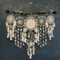 Grand attrape-rêves blanc au crochet avec plumes et guirlande lumineuse murale. - Ensemble tissé blanc 5 pièces