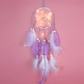 Handgemachter lila Traumfaenger Wandbehang fuer Schlafzimmer mit LED Lichterkette. - Lila