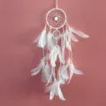 Détail d'attrape-rêves blanc fait main avec plumes délicates et perles en bois. - Coupe régulière / Blanc