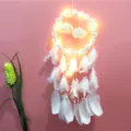 Vue détaillée d'un attrape-rêve marguerite avec des lumières LED chaudes et plumes blanches - Marguerite Blanche Avec Lumière / 16*55cm