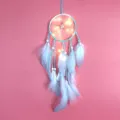 Handgefertigter blauer Traumfaenger mit LED Lichterkette, Federn und Perlen fuer Zimmerdeko. - Blau