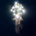 Attrape-rêves Arbre de Vie à LED avec plumes blanches brillant dans le noir - 19cm / Avec Lumières (À Enrouler)