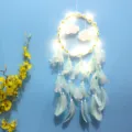Vue détaillée de l'attrape-rêves marguerite avec LED et plumes menthe - Marguerite Verte Avec Lumière / 16*55cm