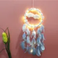 Vue détaillée d'un attrape-rêves illuminé avec des plumes bleues et fleurs de marguerite. - Marguerite Bleue Avec Lumière / 16*55cm
