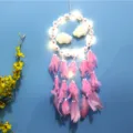 Vue détaillée de l'attrape-rêves rose avec lumières LED et breloques en forme de nuage - Marguerite Rose Avec Lumière / 16*55cm