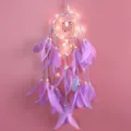Detalle de atrapasueños morado artesanal con plumas suaves y luces LED cálidas. - Con Luz LED / Púrpura