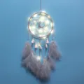 Detailaufnahme des Mond Traumfängers mit Federn und LED Lichtern, schöne Zimmerdeko. - Hängelampe in Mondlicht-Grau