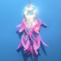 Vista detallada del atrapasueños rosa hecho a mano con luces LED y plumas suaves. - Con Luz LED / Rosa