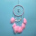 Rosa Mond Traumfaenger Detail mit weissen Federn und stilvoller silberner Metallkette. - Mondscheinrosa