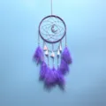 Violetter Traumfänger Wandbehang Detail, Mond Anhänger und flauschige Feder Dekoration. - Mondscheinviolett