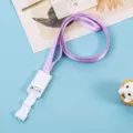 Cordino da collo viola chiaro con fibbia in plastica bianca per porta badge e carte studenti. - Viola (Cordino)