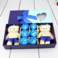 Coffret cadeau roses de savon bleu avec deux ours en peluche tenant des signes I Love You - Bleu Set