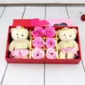 Coffret cadeau avec deux ours en peluche et six roses de savon roses en rouge - Ensemble Rose Dégradé
