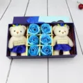 Boîte cadeau romantique de roses en savon bleu avec deux ours en peluche blancs de luxe - Ensemble Bleu Uni