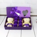 Boîte cadeau élégante de roses en savon violet avec deux ours en peluche pour la fête des mères - Ensemble Violet Uni