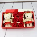 Coffret cadeau fleurs de savon avec deux oursons et six roses rouges - Solid Red Set