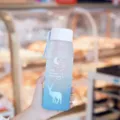 Verlopen blauwe, gematteerde plastic waterfles met schattig herten- en sterrenpatroon voor. - Beker + sponsbekerborstel / PC Valbestendig Mat Blauw