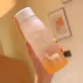 Verloop plastic waterfles met hert en sterren motief, handige draagriem voor dagelijks gebruik. - Beker + sponsbekerborstel / PC Valbestendig Mat Oranje