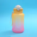 Grande bouteille d'eau en plastique coloré avec paille et sangle pour le sport et l'usage quotidien. - 900ml / Jaune Dégradé