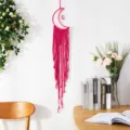 Détail de suspension murale macramé lune rose style bohème avec texture coton faite main. - Style Lune / Rose rouge