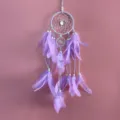 Atrapasueños colgante de plumas moradas hecho a mano para decoración de pared de dormitorio. - Ajuste regular / Púrpura
