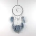 Acchiappasogni artigianale con piume grigie, catene in metallo e luna per decorazione murale. - Modello di luna con catena grigia