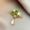 Elegante broche de abanico estilo chino con hojas de bambú verde y colgante de perla. - Estilo Colgante de Abanico (917#)