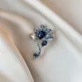 Nahaufnahme einer funkelnden blauen Strass-Lotosblumen-Brosche mit Kristalldetails. - 883#