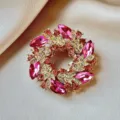 Elegant pink crystal floral wreath brooch, gold-tone alloy rhinestone pin for women dress. - Pink Wreath