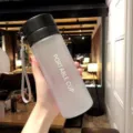 Bouteille d'eau de sport en plastique givré portable avec bouchon noir et sangle pour fitness. - 600 ml [Dépoli] noir cool