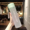 Bouteille d'eau de sport portable en plastique givré avec couvercle vert et sangle fitness. - 800 ml [Dépoli] vert clair