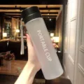Tragbare matte Kunststoff Sportwasserflasche mit schwarzem Deckel fuer Fitnesstraining. - 800 ml Mattiertes Cool Black
