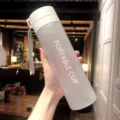 Tragbare matte Kunststoff-Sportwasserflasche mit Handschlaufe fuer Fitness und Alltag. - 800 ml Mattiertes Schlichtes Weiß