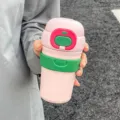 Gourde isotherme rose mignonne en acier inoxydable avec détails verts et rouges - Couvercle de Voiture / 350ml / Rose