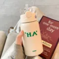 Χαριτωμένο θερμός από ανοξείδωτο ατσάλι σε κρεμ λευκό με καλαμάκι και πράσινο σχέδιο HA - Στρογγυλό Καπάκι Γράμμα / 450ml / Πράσινο