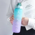 Bouteille d'eau sport dégradé avec marqueur de temps, tasse paille cyan violet - 555 vert et violet