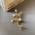 Gold pearl flower bouquet brooch detail view, exquisite rhinestone inlay elegant accessory - Gold (410)