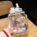 Große Plastik-Wasserflasche mit Strohhalm und Gurt, süßes Sticker-Design für Schüler, tragbar. - 1300ML / Weiß