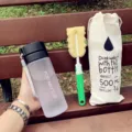 Bouteille d'eau en plastique givré portable 500ml avec sac de rangement et brosse sport - Couvercle noir mat en PC, 600 ml