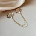 Detailweergave van gouden waaiervormige kraagspelden met strass-steentjes en kettingen - Waaier kettingbroche (broche 861)