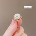 Extra kleine weiße Kamelienblüten-Schalschnalle mit Perle - 1.5cm white rose