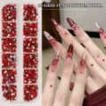 Nahaufnahme von 12-Raster Nagelschmuck-Steinen und deren Effekt auf Nägeln - Rot (12 Gitter)