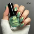 Gros plan détaillé montrant un vernis à ongles vert nacré scintillant sur ongles longs. - Vert Scintillant (06#)